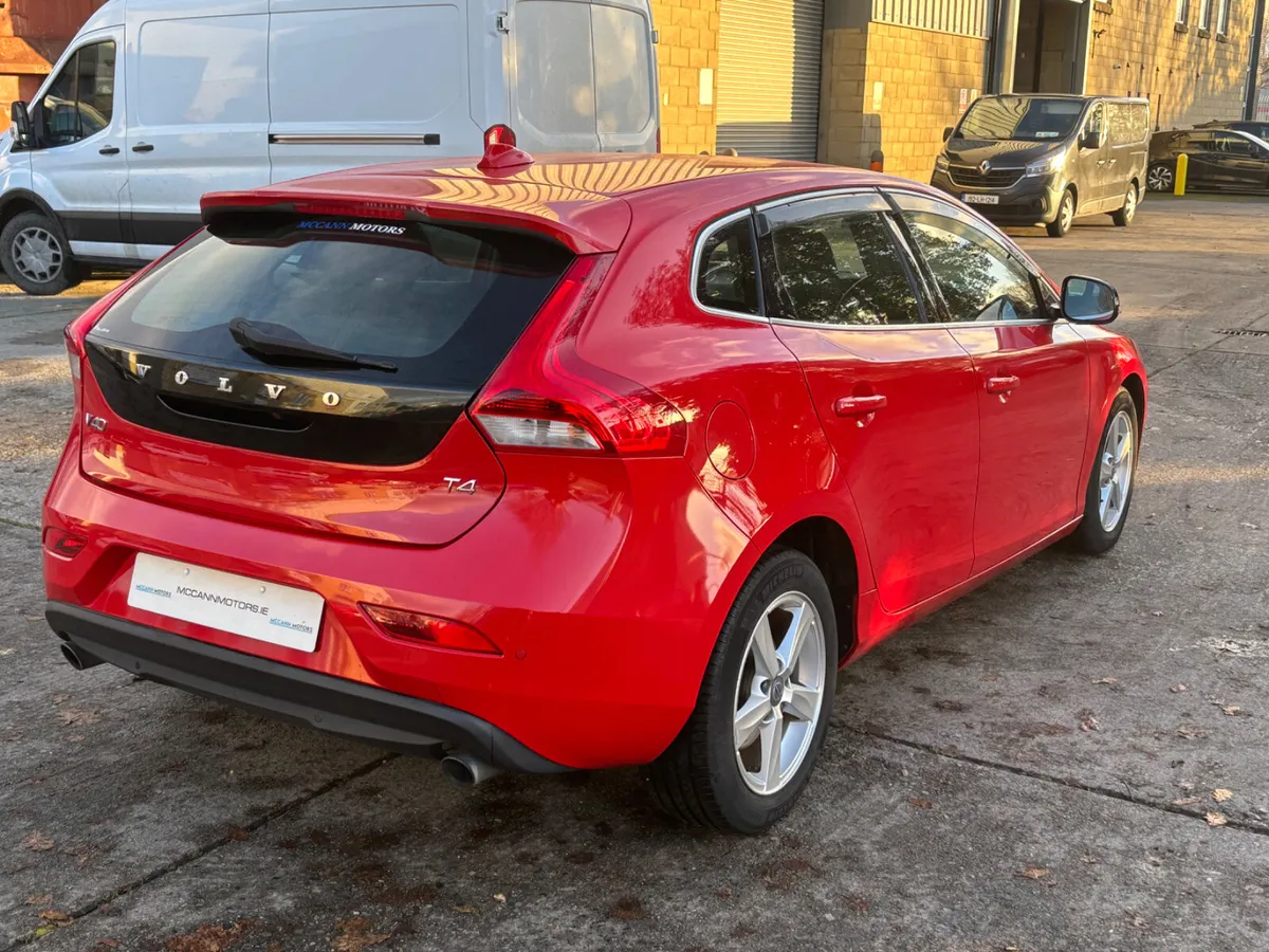 2015 VOLVO V40 1.6T4 5DR AUTO FULLY LOADED - Image 4