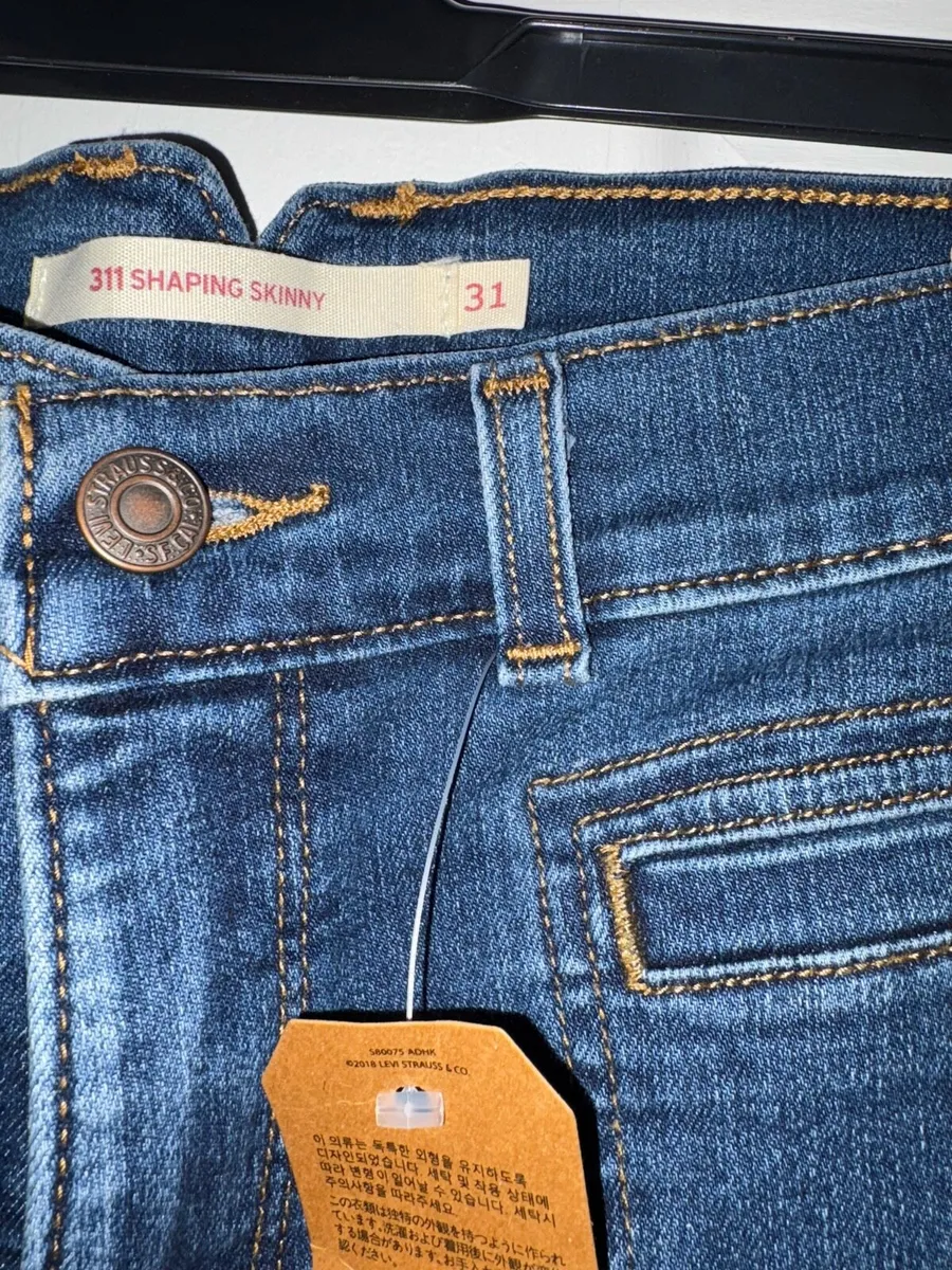 Ladies Levi’s - Image 4