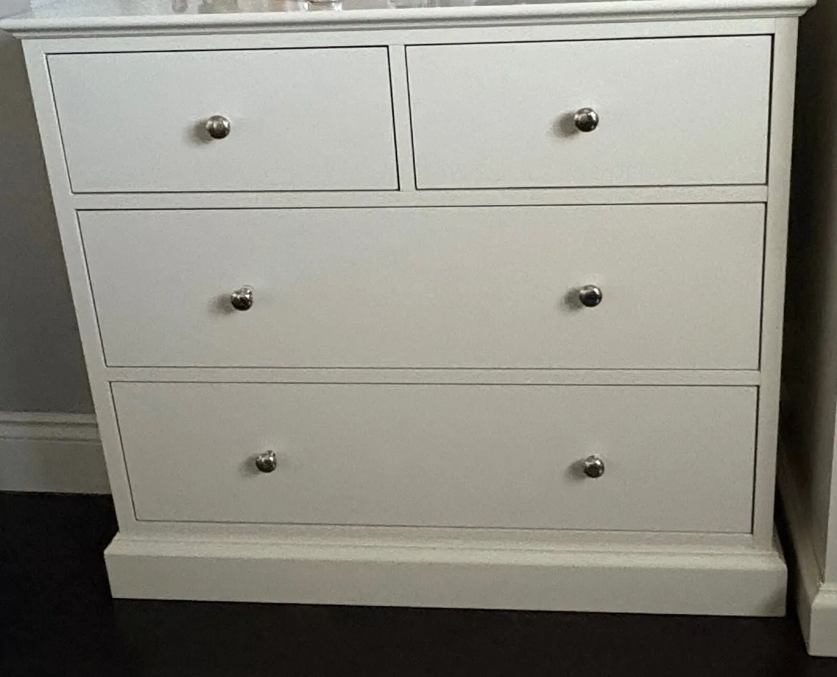 Chest of drawers