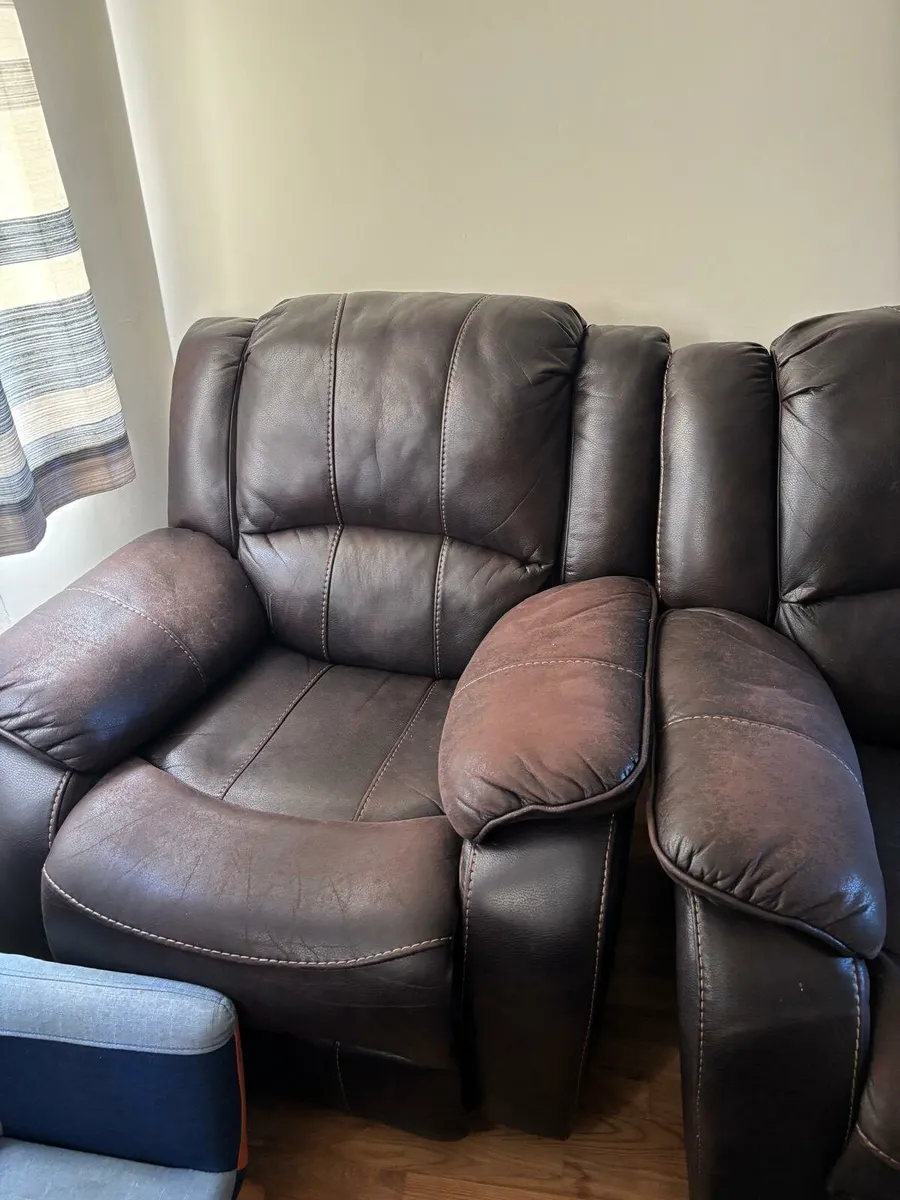 Faux leather 3 seater With 2 arm chairs - Image 3