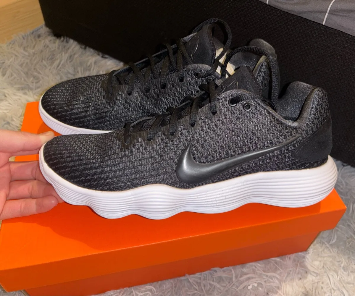 Basketball shoes - Image 1