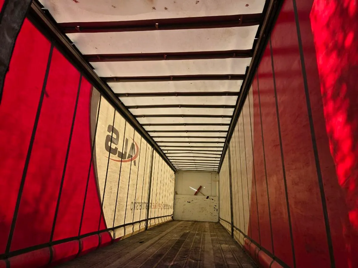 Curtinsider  moffett trailer - Image 2