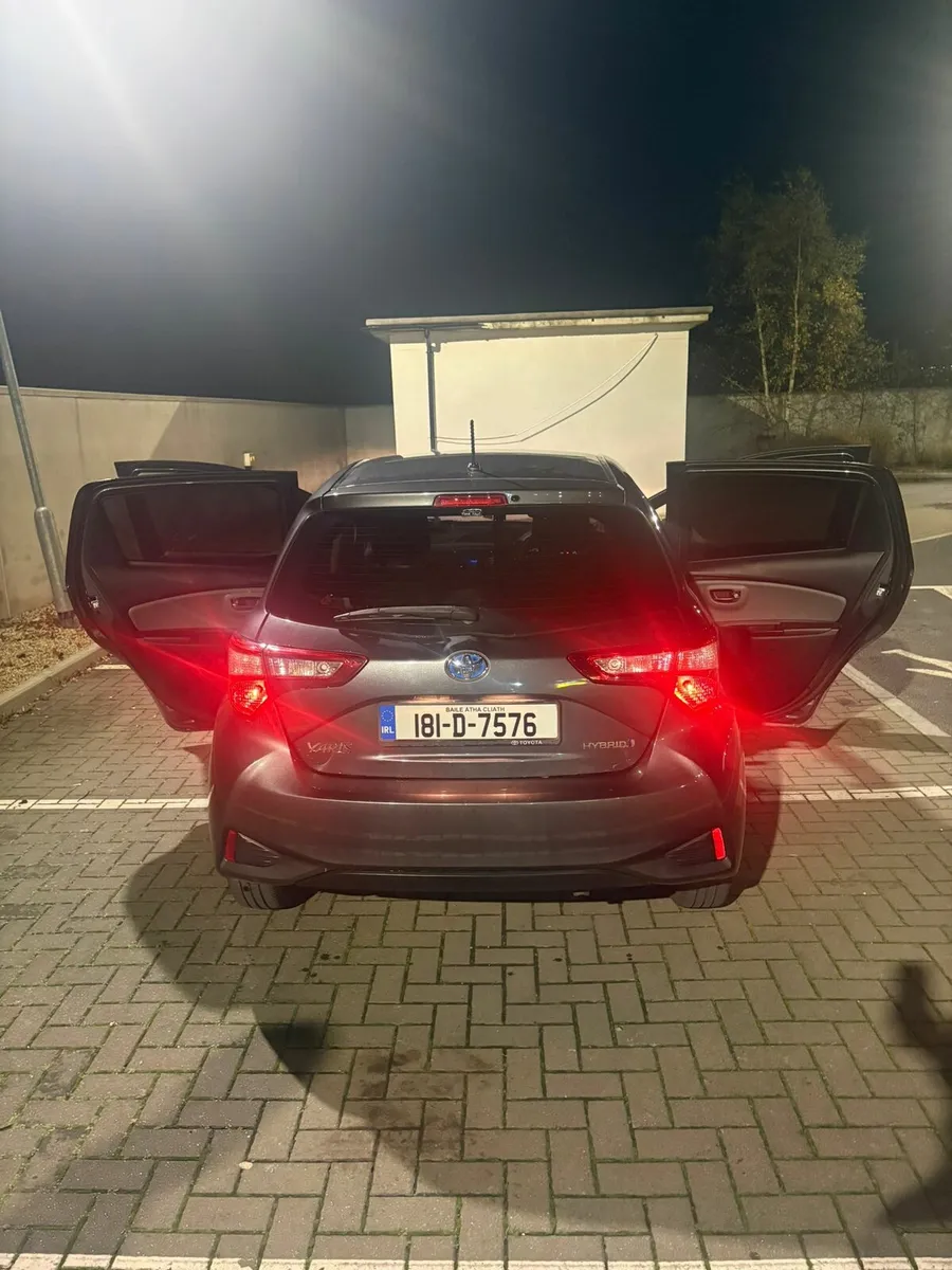 TOYOTA YARIS Hybrid - Image 2