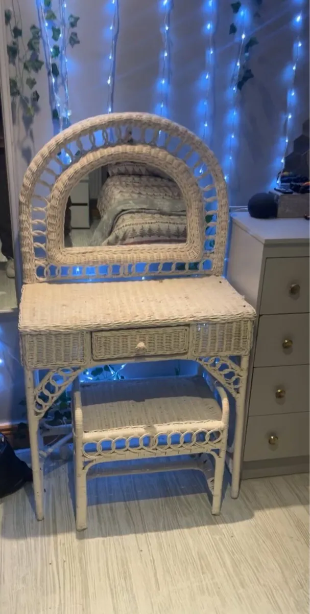 Dressing table - Image 1