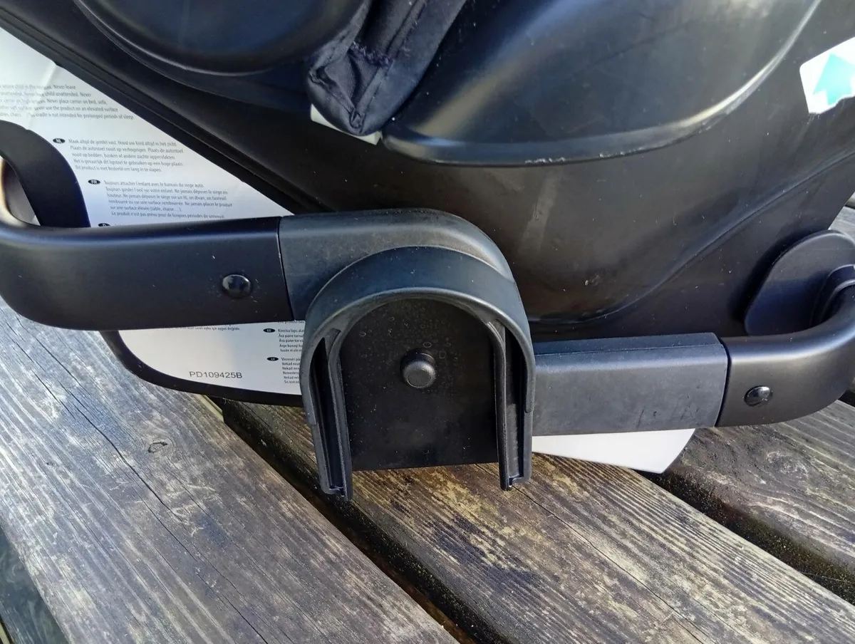 Graco car seat with adapter - Image 3