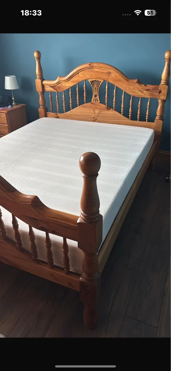 King size bed - Image 1