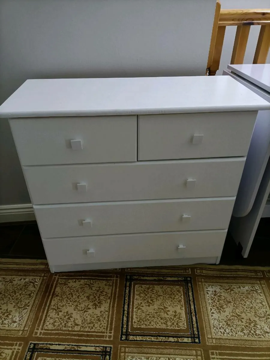 Chest of drawers