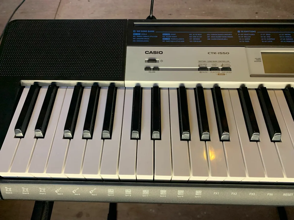 LOT 7 Casio Piano Keyboard & Headphones CTK- 1550 - Image 4