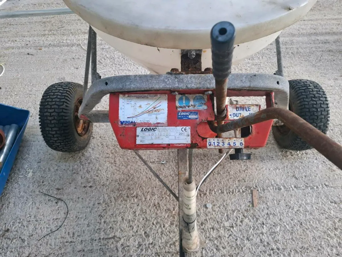 Logic quad spreader Salt/Fertiliser 

Galvanised - Image 4
