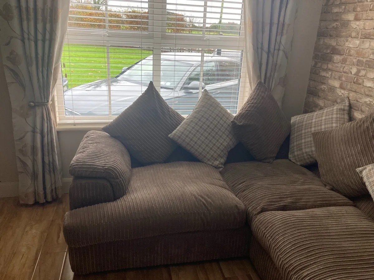 CORNER SOFA AS NEW - Image 3