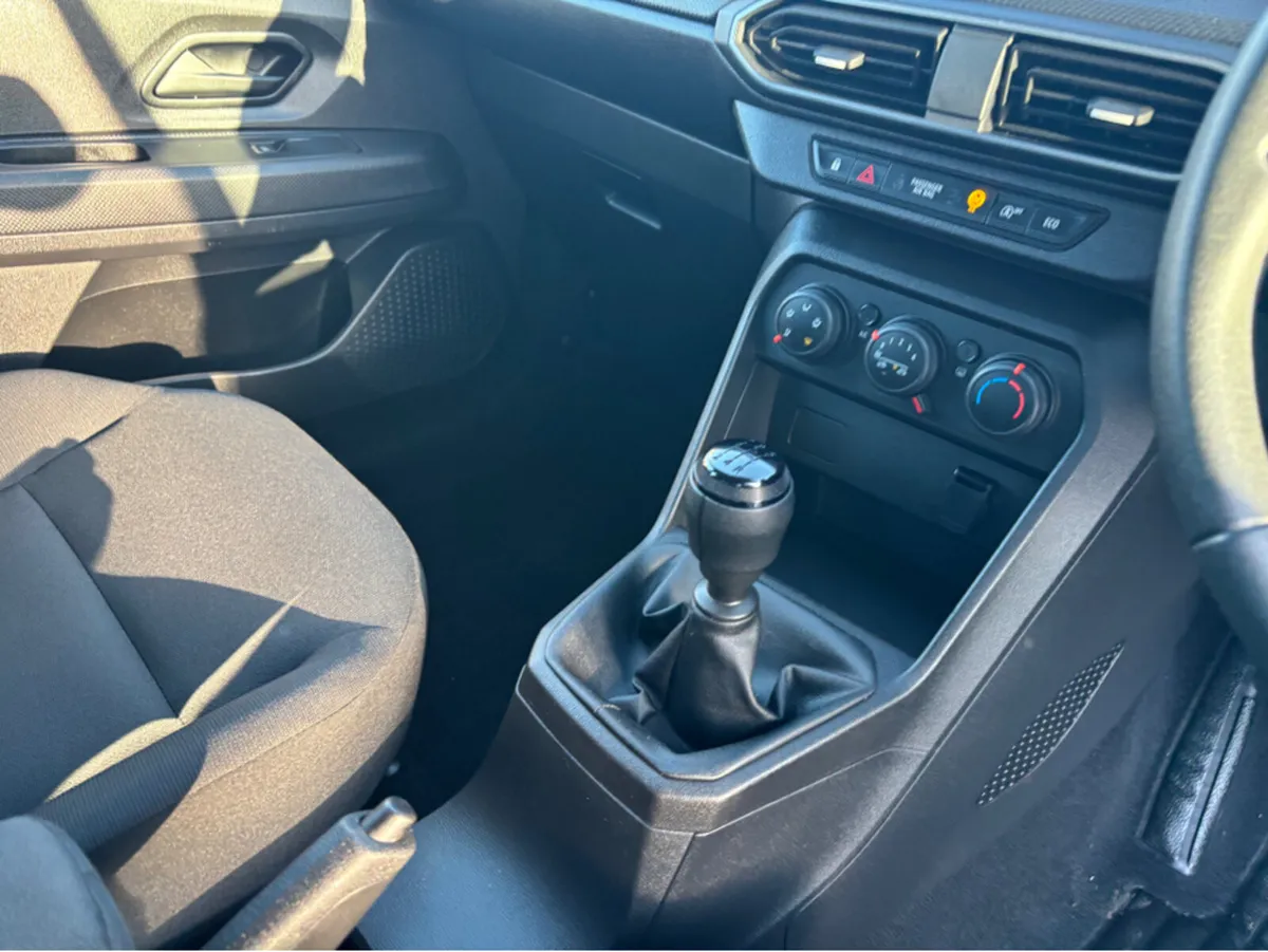 Dacia Sandero ESSENTIAL TCE 90 5SPEED N NBI 5DR - Image 3