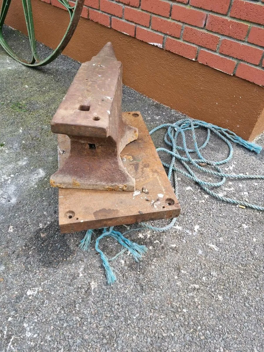 Very old Anvil - Image 2