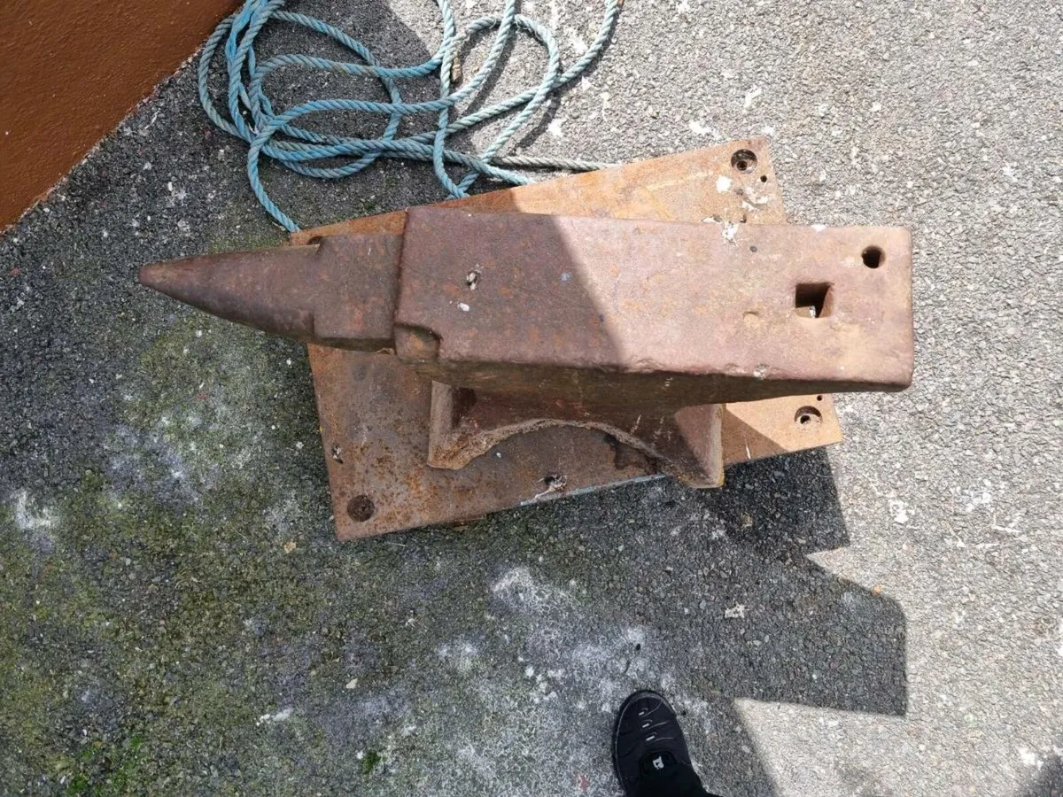 Very old Anvil - Image 4