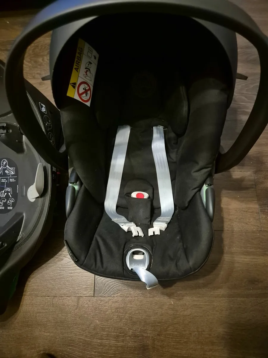 Cybex car seat with twist isofix - Image 1