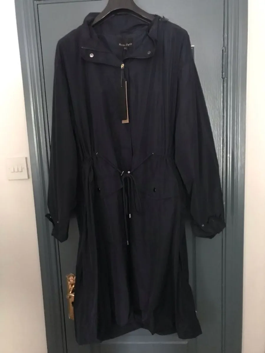 Phase-eight navy parka jacket, size 26. Great investment - Image 1