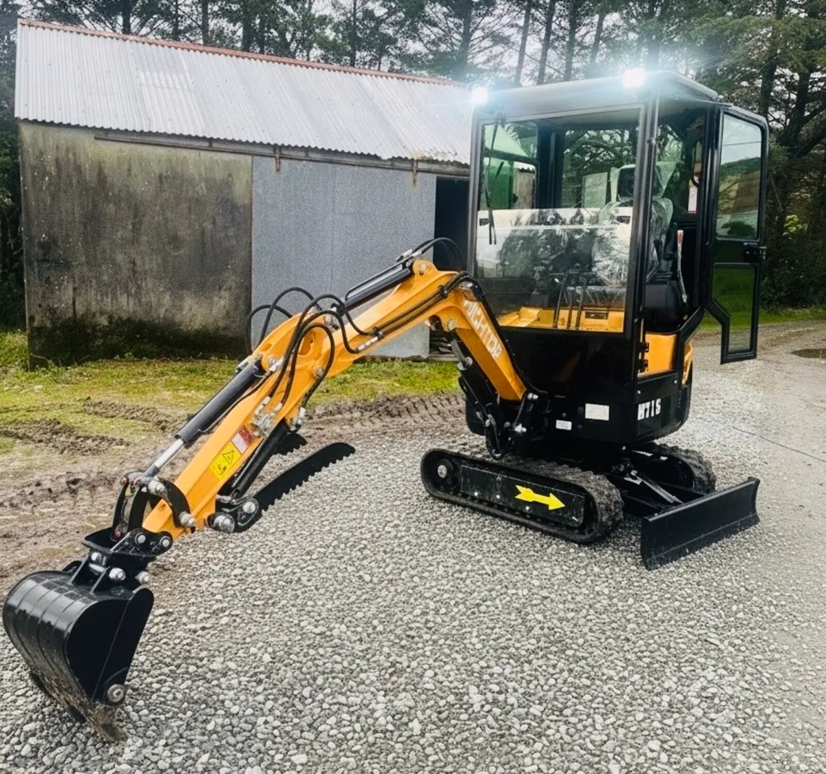 Hightop HT15 1.5 ton Mini Digger - Kubota Engine - Image 3