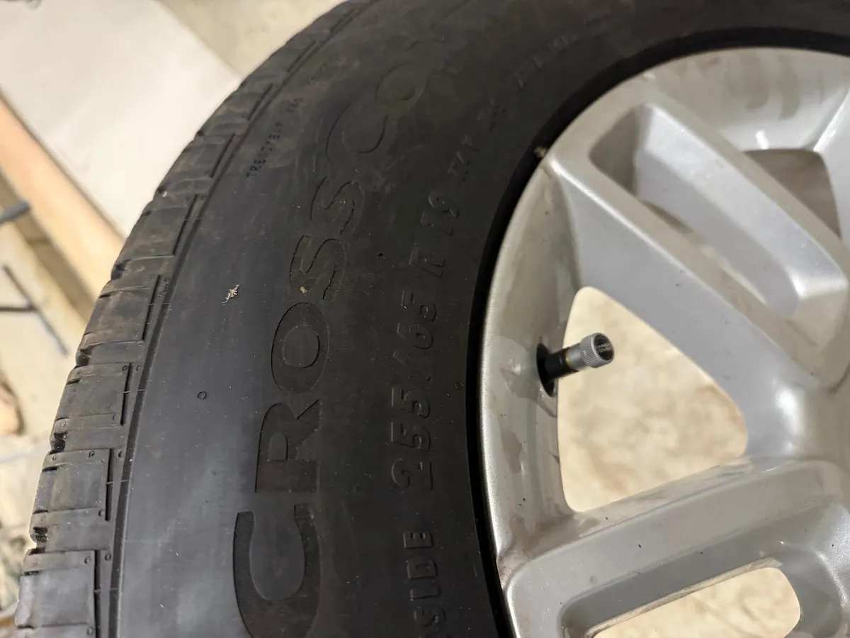 4 new Defender 19” Alloys & Continental 266/65 - Image 3