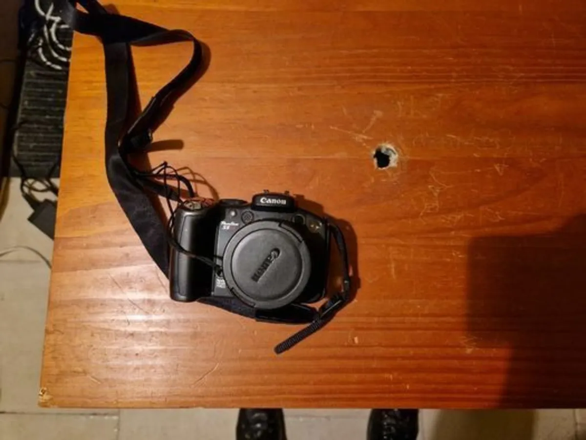 Canon Powershot S5 Digital Camera, 4xAA Batteries - Image 1