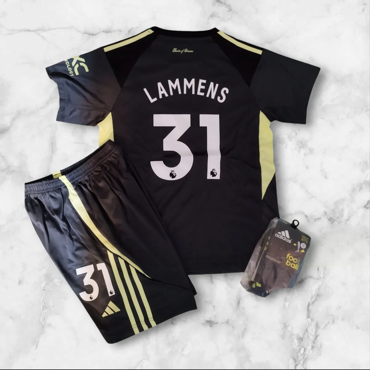 MAN UTD ( GOALKEEPER/LAMMENS 31) KIDS KIT, 10/11 . - Image 1