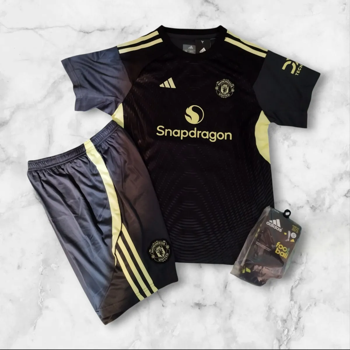 MAN UTD ( GOALKEEPER/LAMMENS 31) KIDS KIT, 10/11 . - Image 2