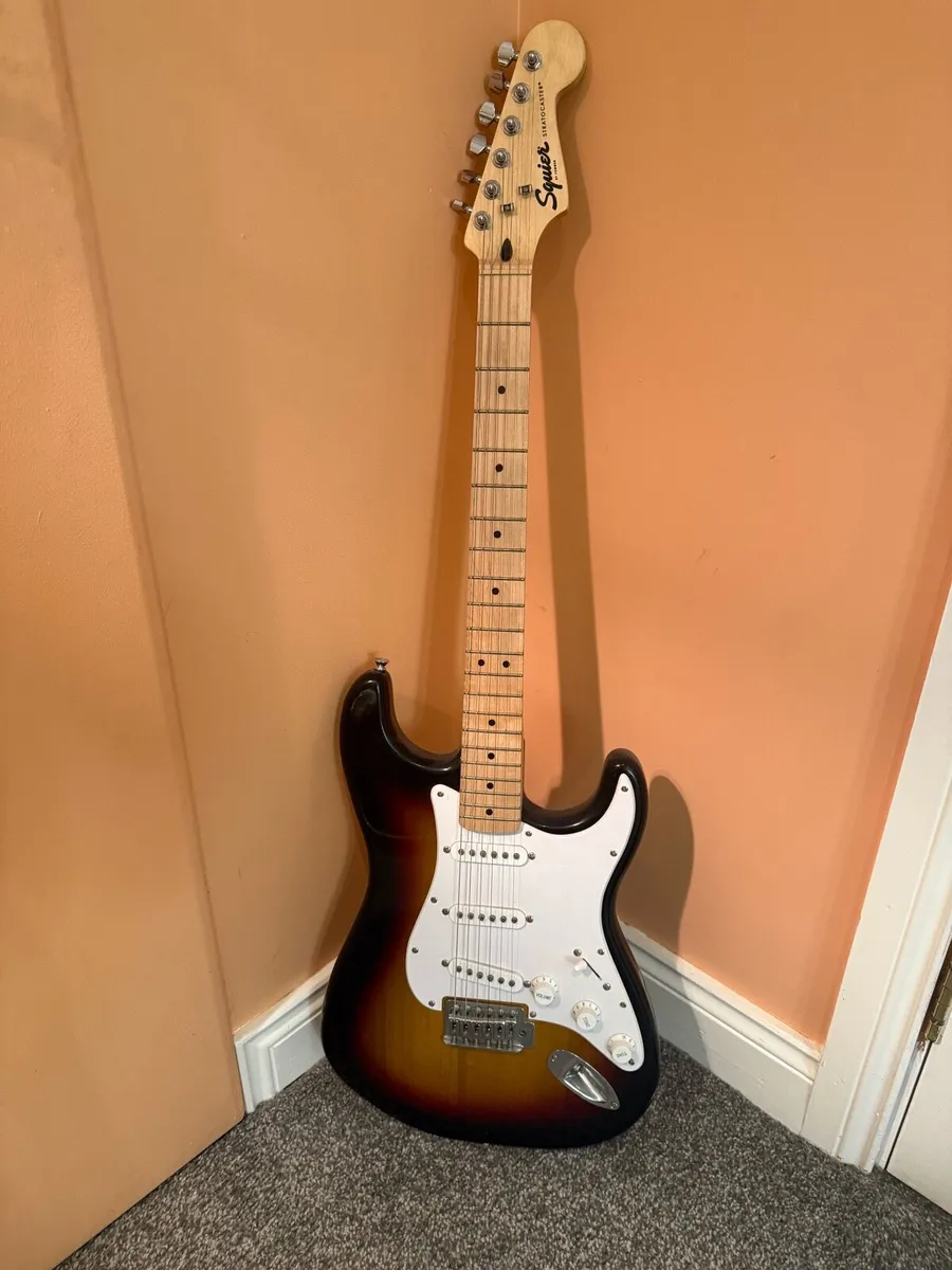 Electric guitar squire fender Stratocaster - Image 1