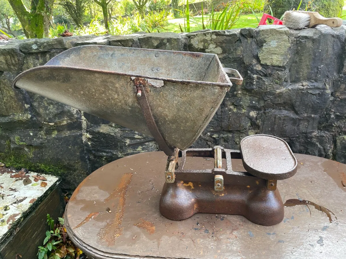 Vintage weighting scales - Image 1