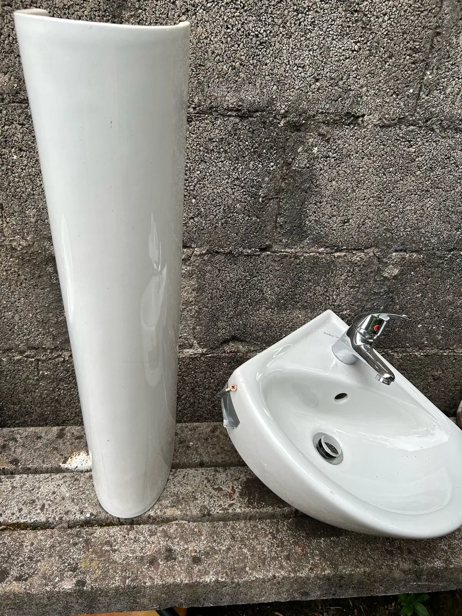 Bathroom basin’s & pedestal 3 in total - Image 1
