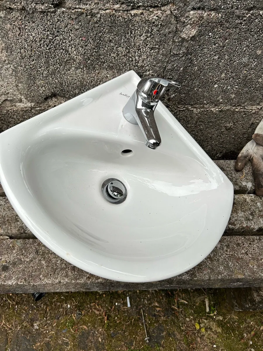 Bathroom basin’s & pedestal 3 in total - Image 2