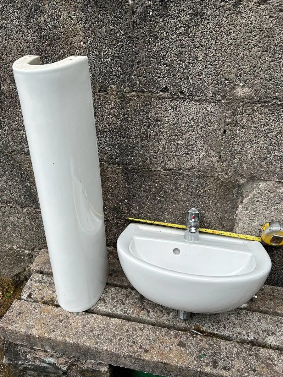 Bathroom basin’s & pedestal 3 in total - Image 3