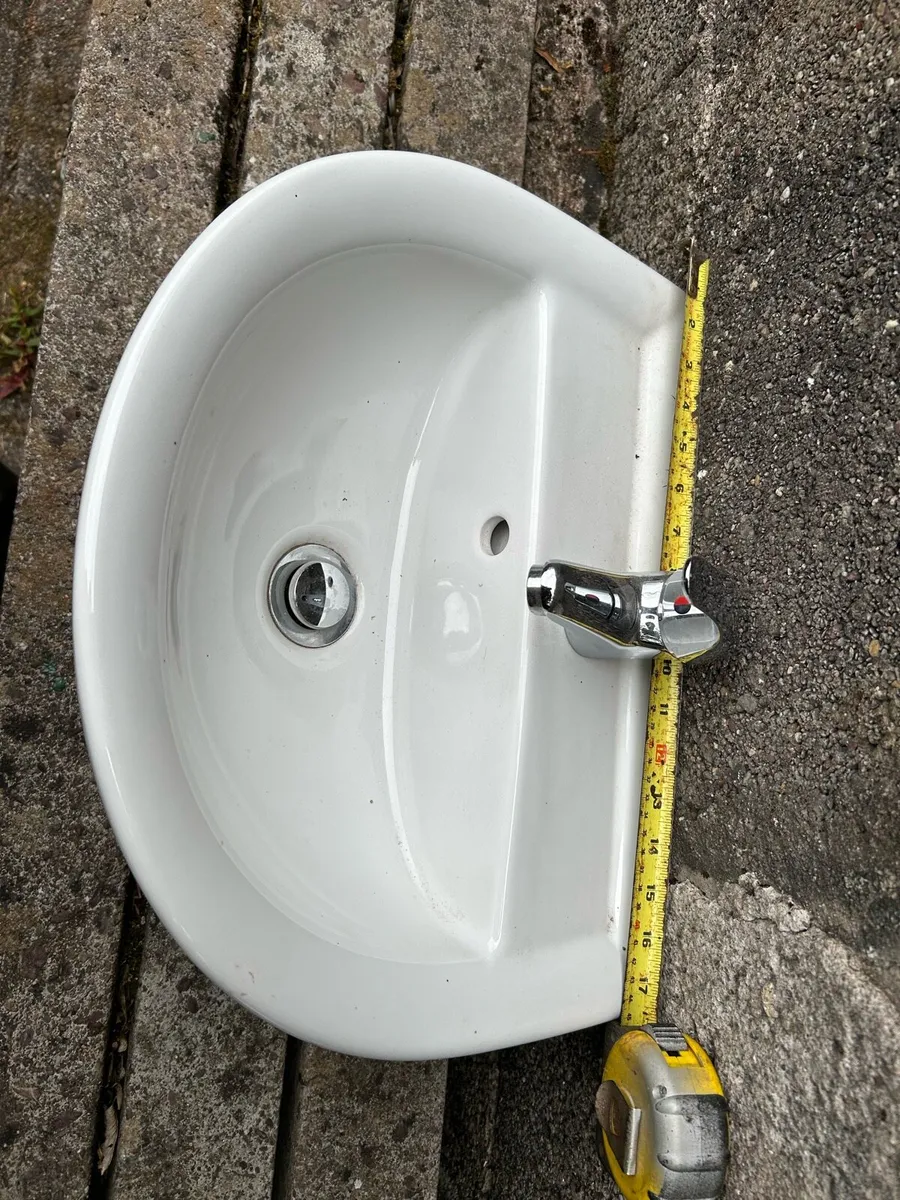 Bathroom basin’s & pedestal 3 in total - Image 4