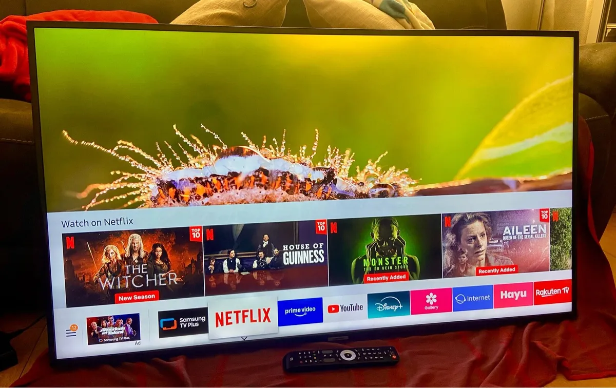 Samsung 50” 4K Smart TV & Wall Bracket - Image 2