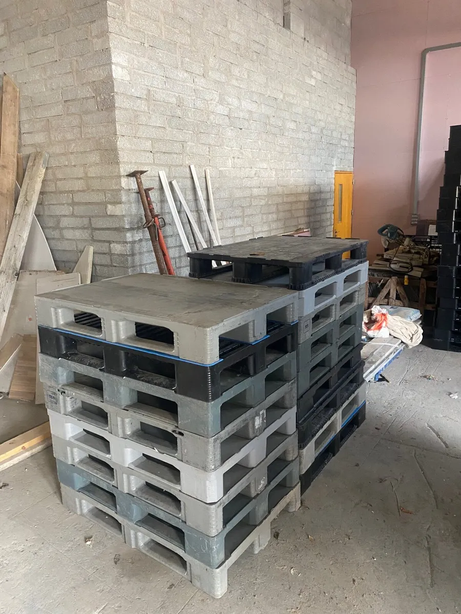 Solid base plastic pallets - Image 2