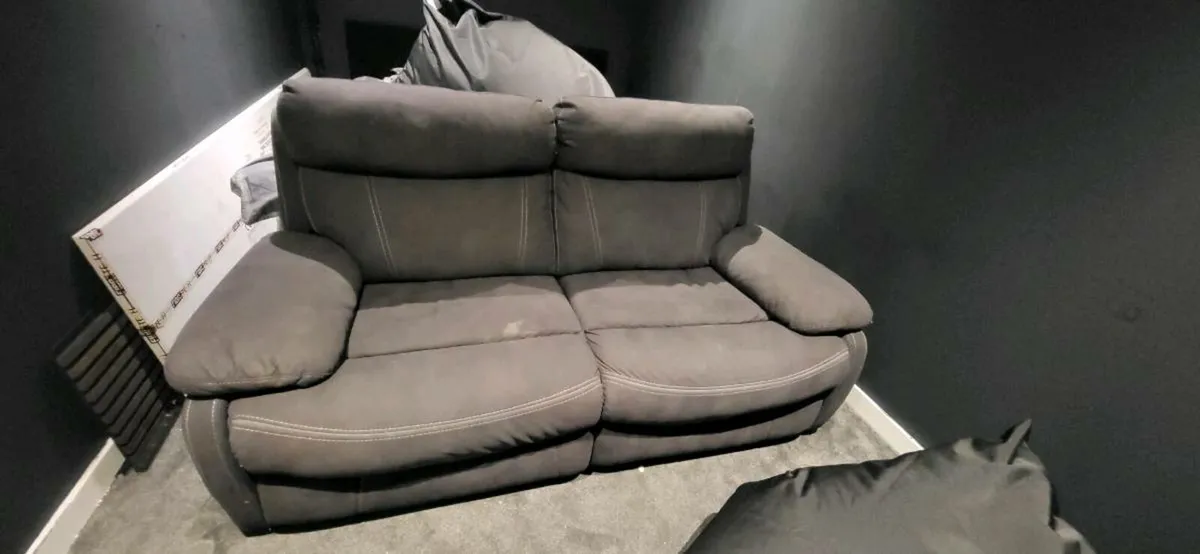 Two seater electric reclining couch - Image 1