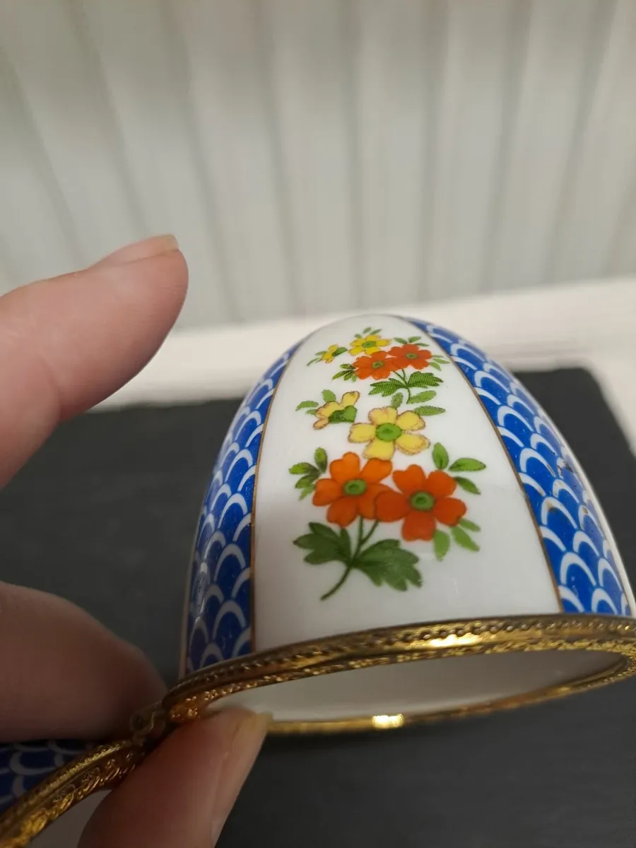 Porcelain Egg shaped trinket box vintage - Image 3