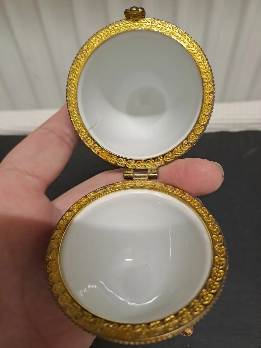 Porcelain Egg shaped trinket box vintage - Image 4