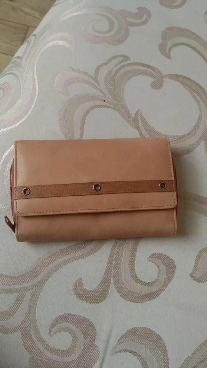 Job lot of 50 leather style wallets - Image 1