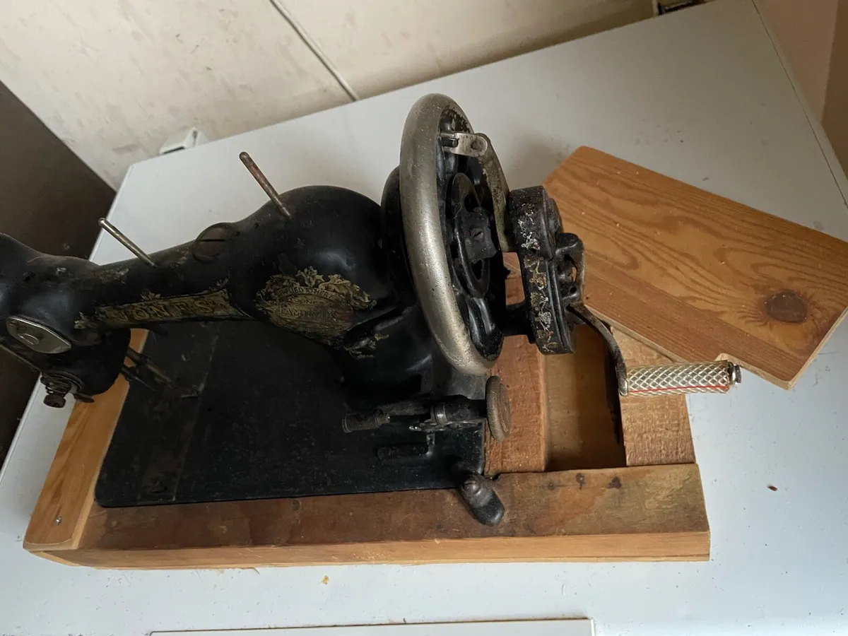 Vintage Jones Cylinder Sewing Machine - Image 4