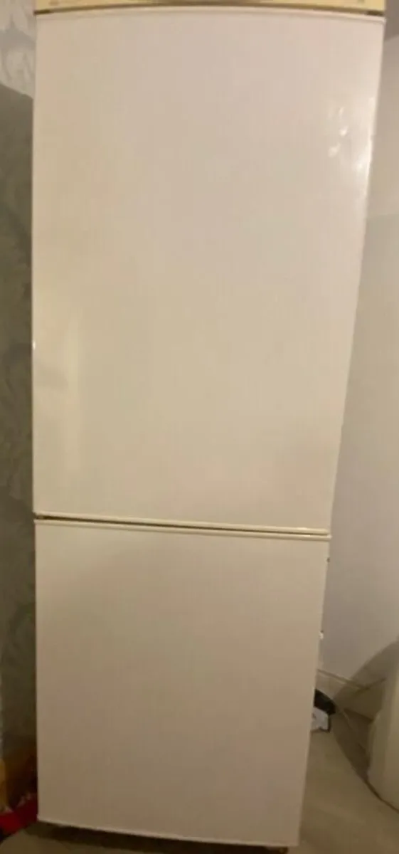 Domotec fridge freezer (slight crack on the top) - Image 1