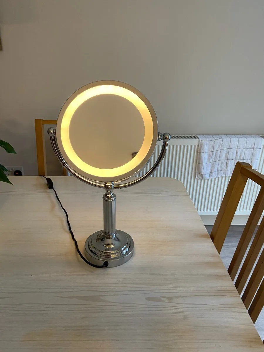 Double Sided Lighup Mirror. - Image 1
