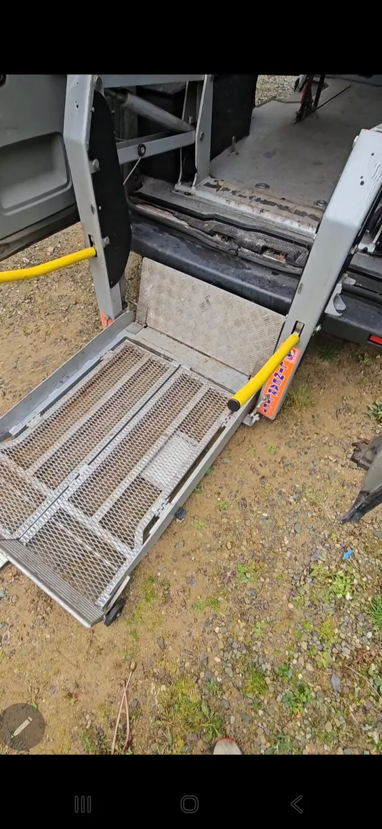 Electric Hydraulic Wheelchair Lift - Image 3