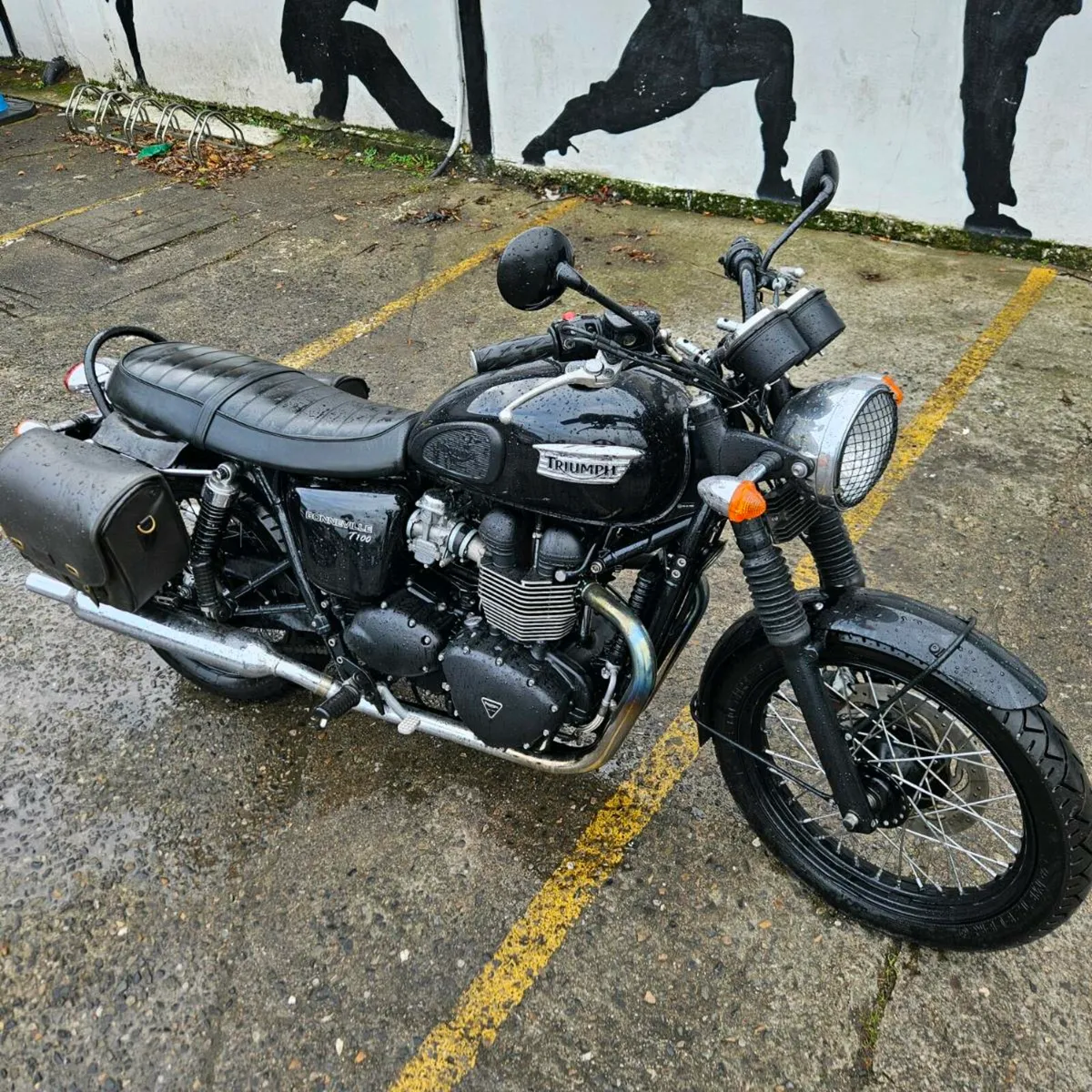 2015 Triumph  Classic 900cc low mlg - Image 1