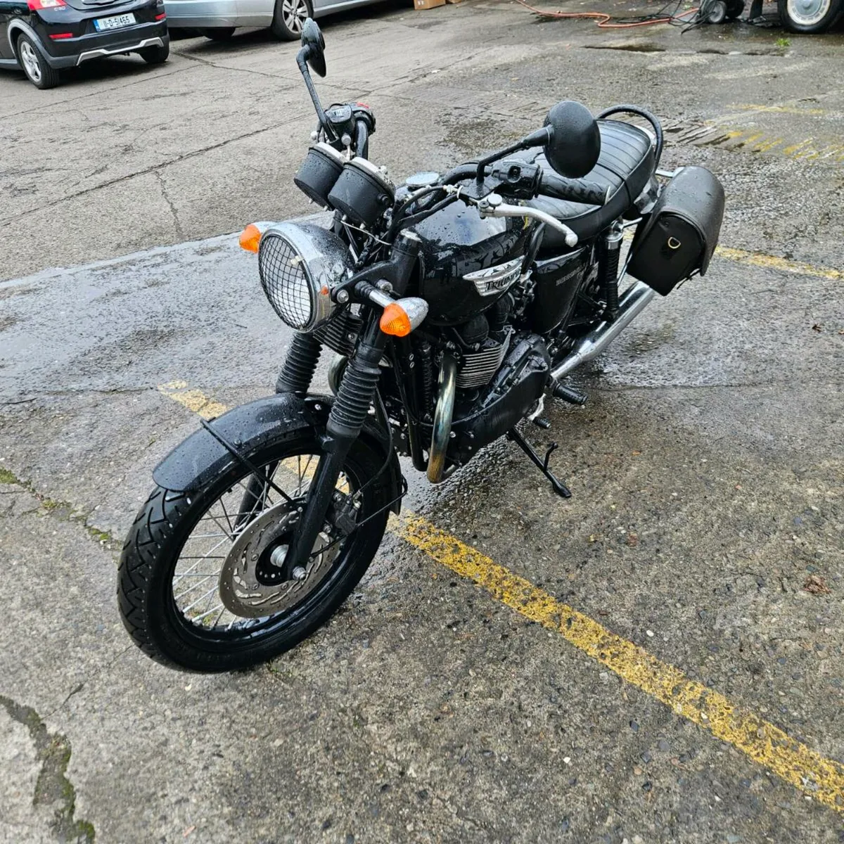 2015 Triumph  Classic 900cc low mlg - Image 4