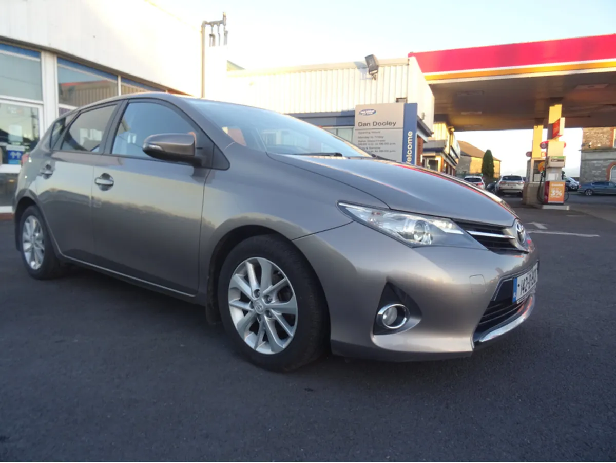 Toyota Auris 1.4 D-4D AURA 4DR - Image 1