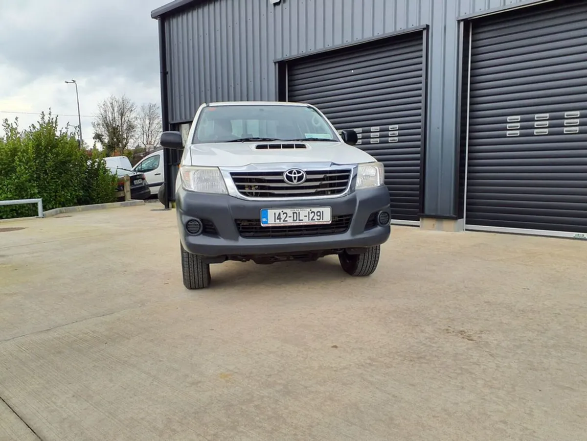 Toyota Hilux Active 4X4 D4D Dcab 4DR - Image 2