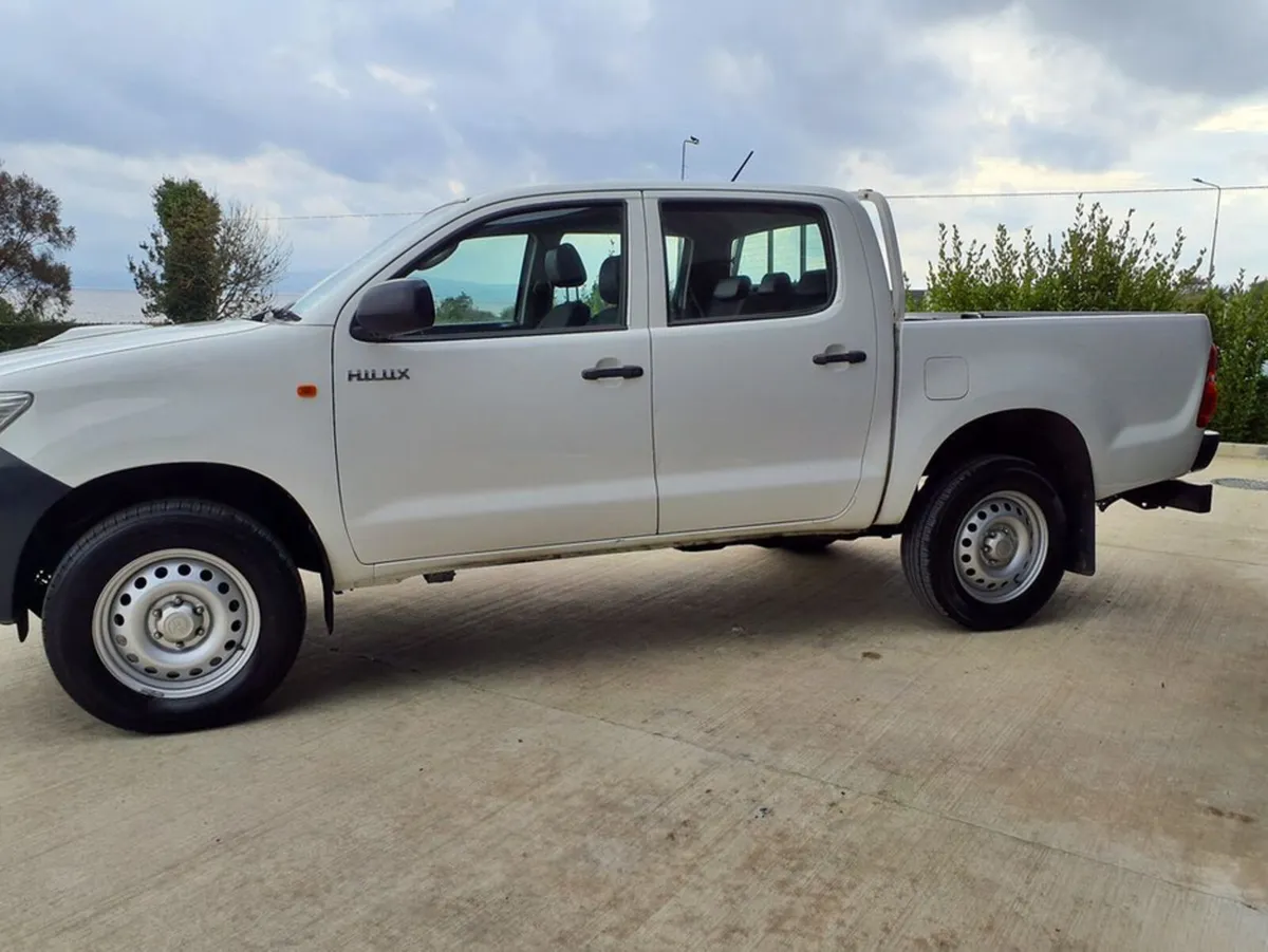 Toyota Hilux Active 4X4 D4D Dcab 4DR - Image 4