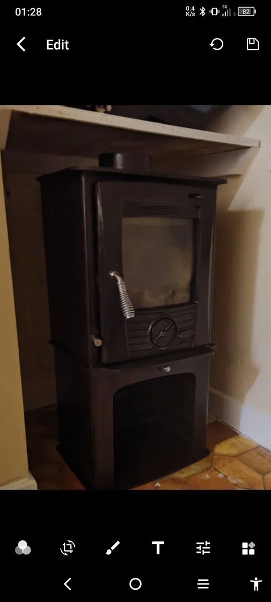 Beautiful small stove.... like new condition.... - Image 4