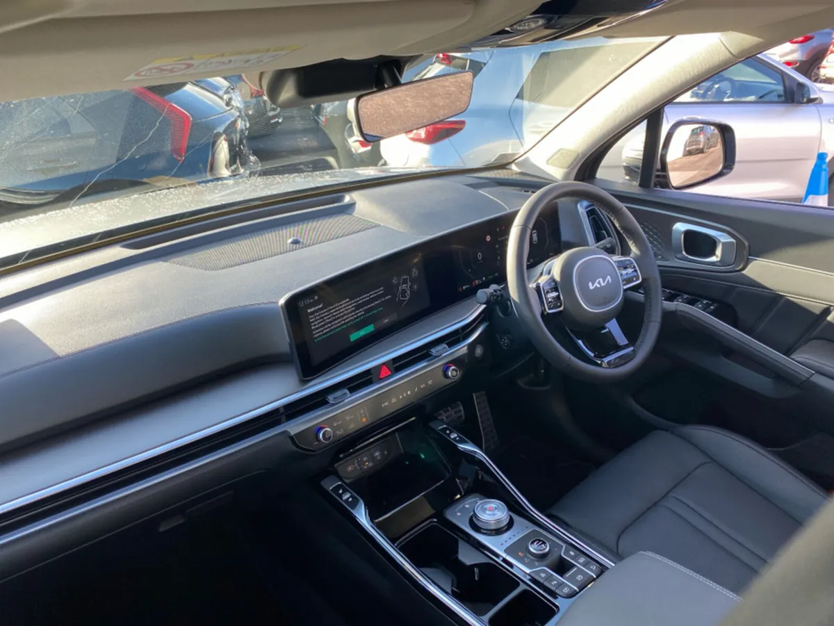 Kia Sorento PHEV PE SEM 5DR AUTO - Image 4