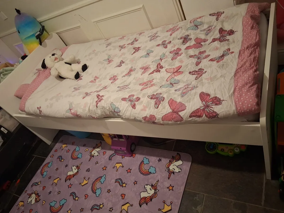 Single Beds - Image 2