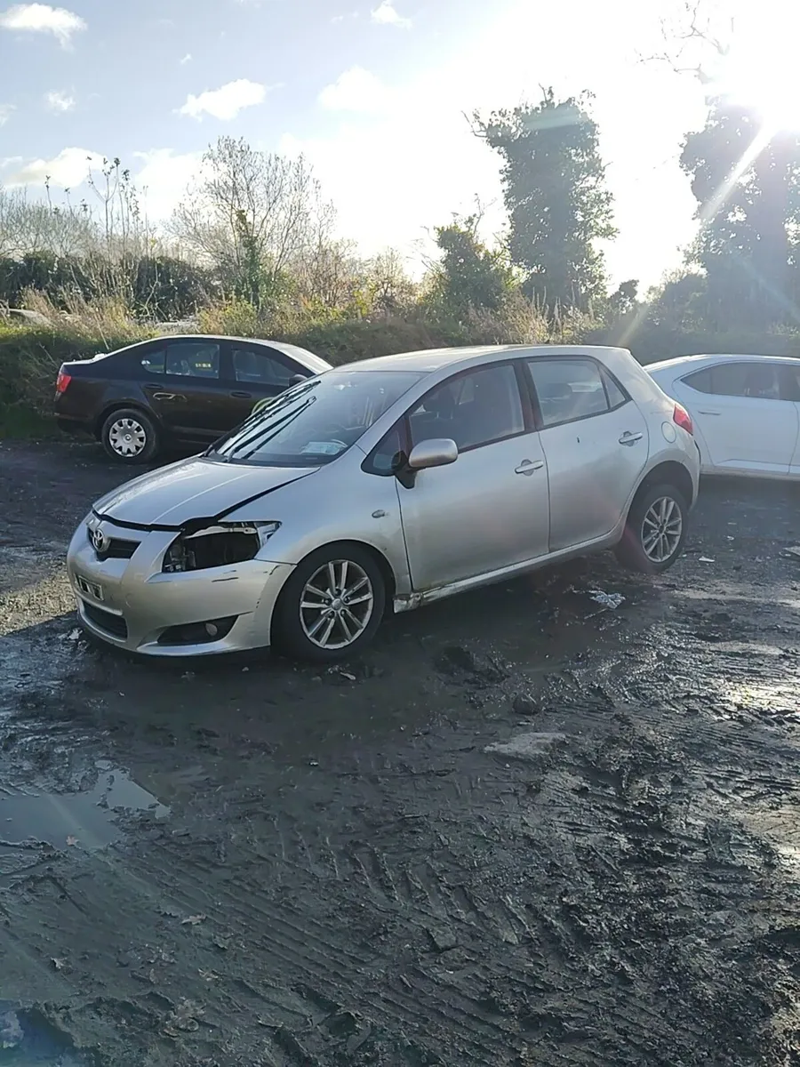 Breaking Toyota auris 2010 petrol - Image 1