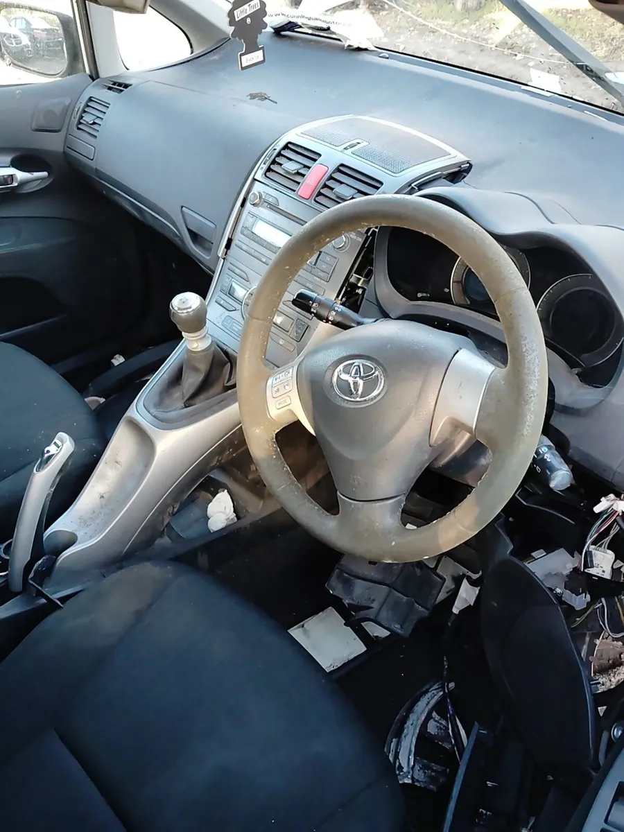 Breaking Toyota auris 2010 petrol - Image 2